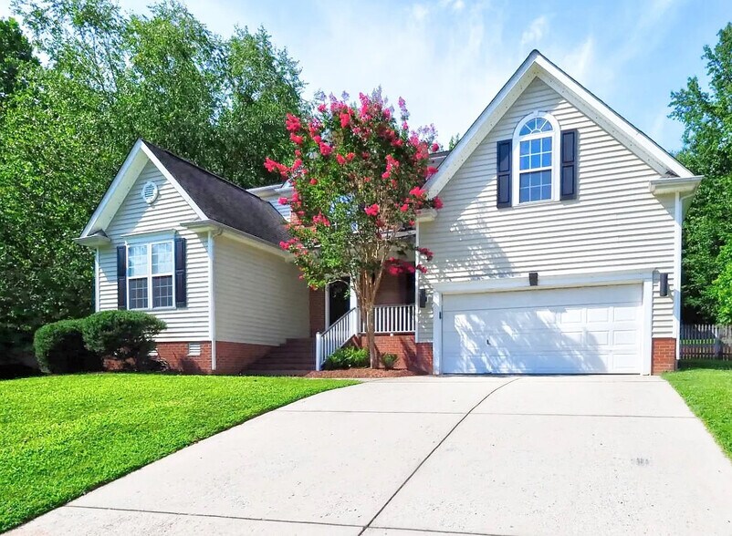 Building Photo - Room in House on New Parkside Dr