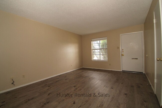 Building Photo - 1604 Cedarhill Dr