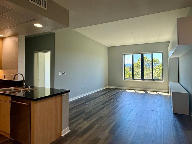 Building Photo - Spacious, Luxurious Modern 2 Bedroom, 2 Bathroom condo on the Top Floor of the Highly Desired Pla...