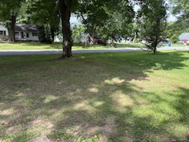 Building Photo - Cute 3 Bedroom, 1.5 Bathroom Home
