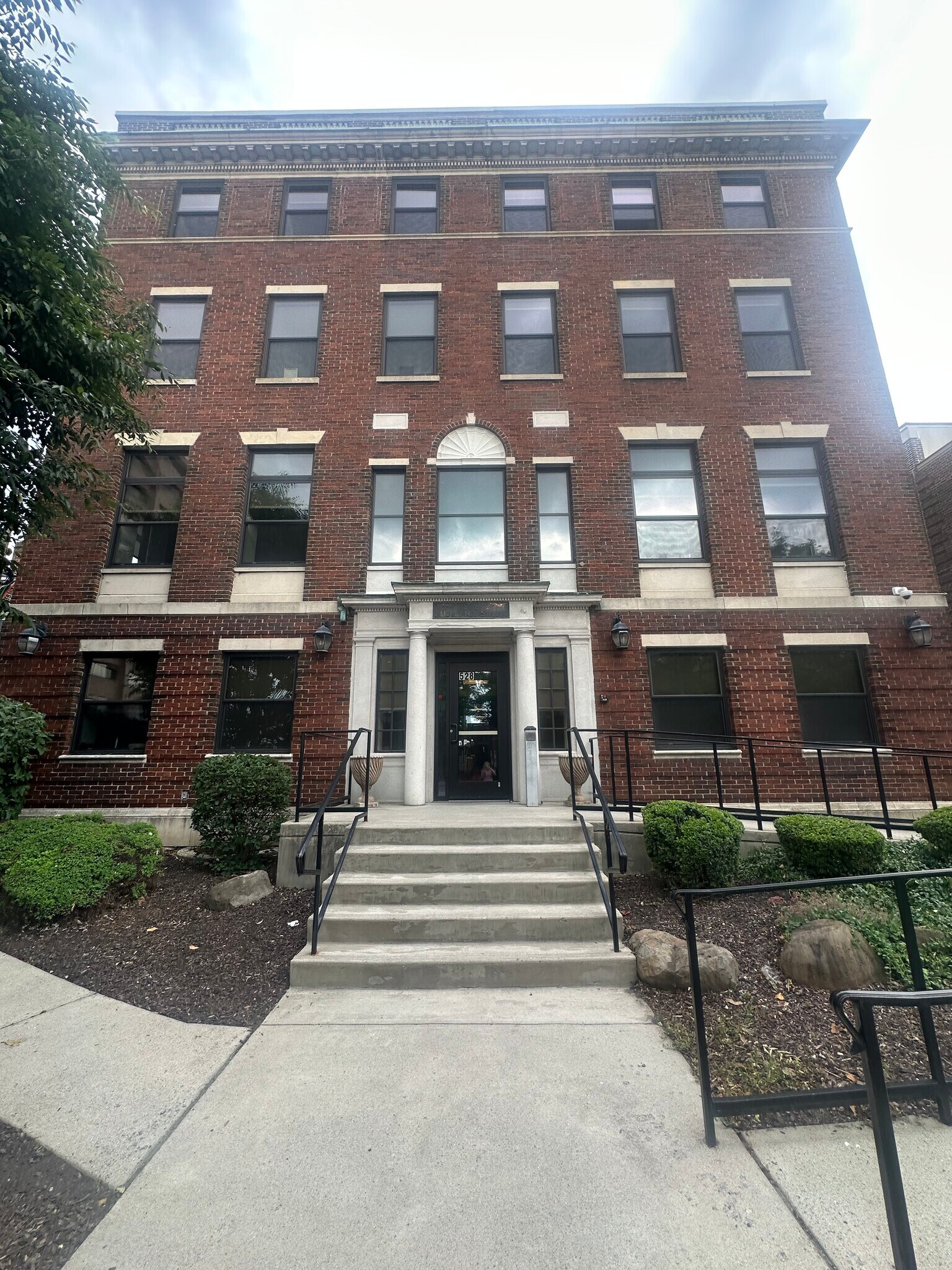 Building Photo - 528 N New St