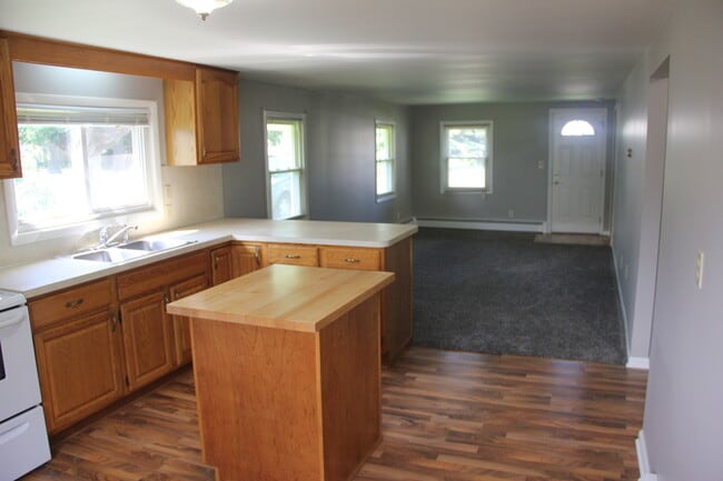 Building Photo - Available Now! 2 Bedroom 1 Bath home in Bu...