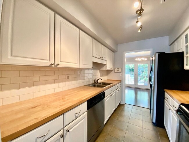 Building Photo - Amazing 3 Bedroom Townhome with Fenced Bac...