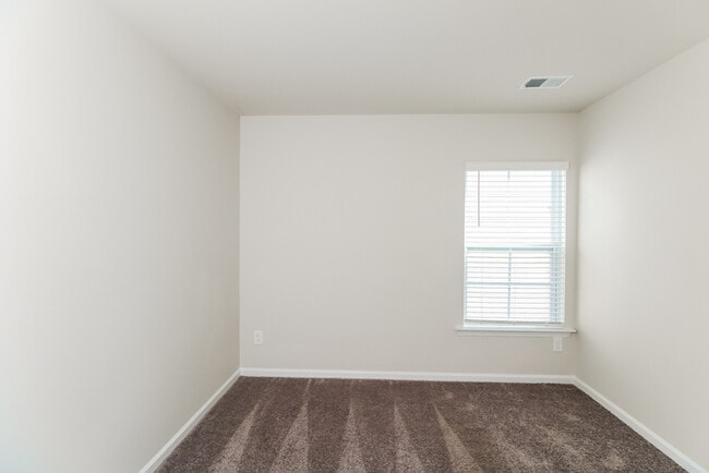 Building Photo - Located in  Burnside Farms!  Don't miss out!