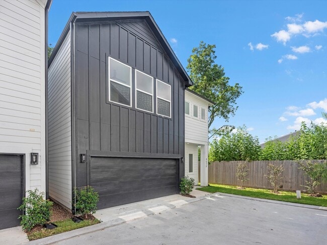 Building Photo - 867 Mansfield St