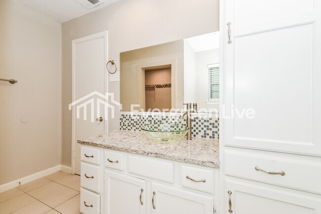 Building Photo - 3504 Hilton Dr