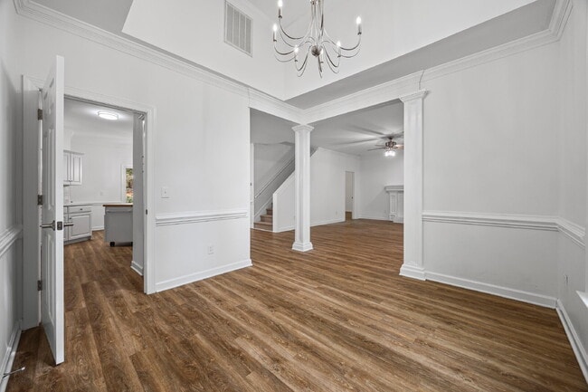 Building Photo - Prime Charlotte Location!