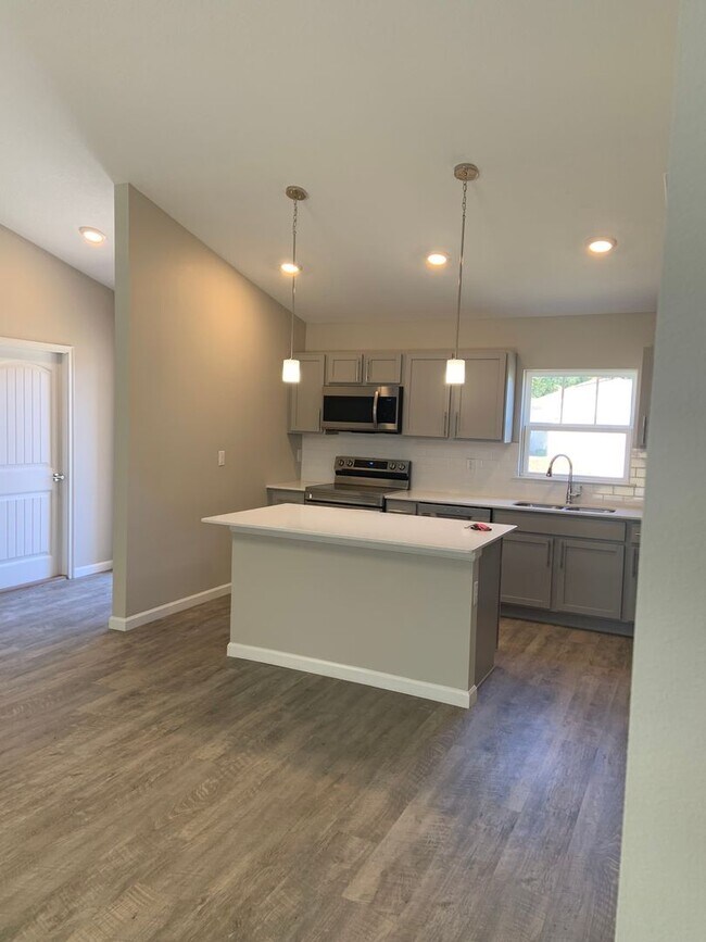 Building Photo - Newer Single Family Home!