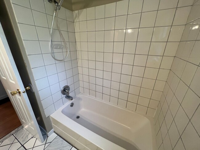 Building Photo - Available Mid-May 4 Bedroom / 1.5 Bathroom for Rent