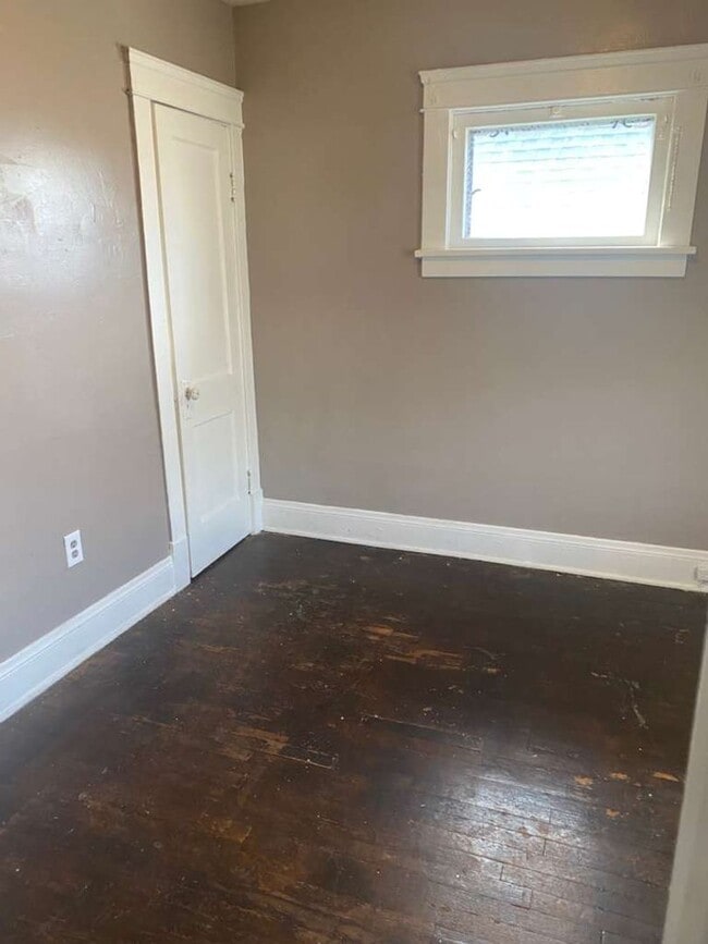 Building Photo - 10012 Manor Ave