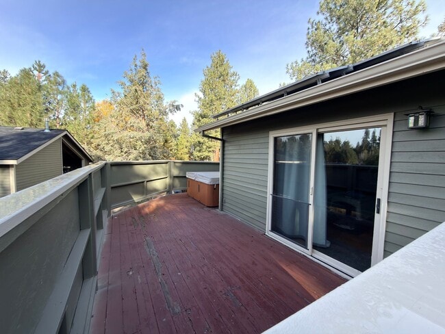 Building Photo - SEASONAL FURNISHED SHORT TERM RENTAL Offering Great Vibe! ALL UTILITIES PAID BY THE SELLER...