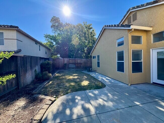 Building Photo - Spacious 3BD/2BA Home with 2-Car Garage in Desirable Antelope