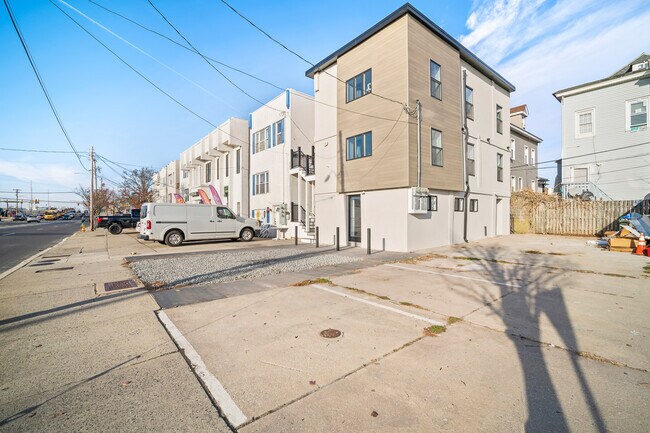 Building Photo - 21 N Albany Ave