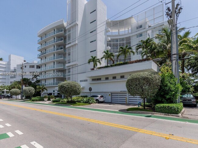 Building Photo - 9821 E Bay Harbor Dr