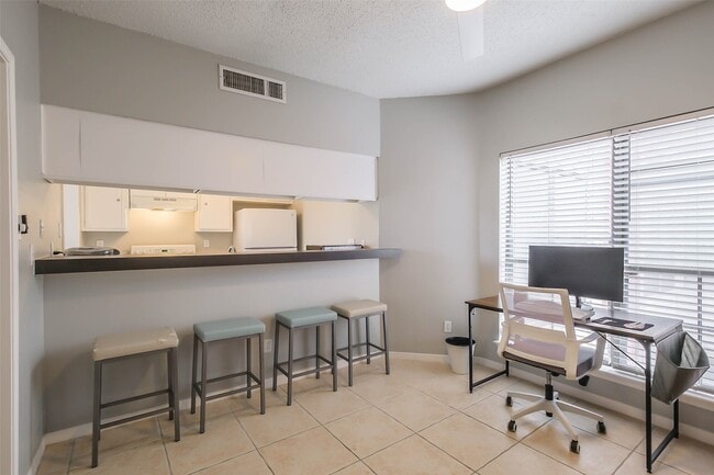 Building Photo - 10122 Waterstone Dr