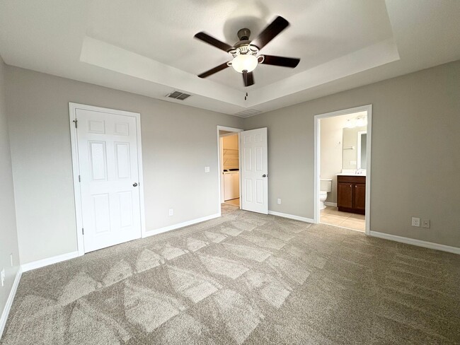 Building Photo - Gorgeous Lake View 3 BR 2.5 bath Luxury To...