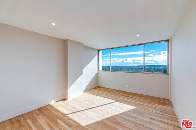 Building Photo - 2222 Ave of the Stars