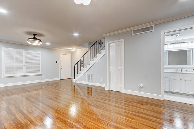 Building Photo - 7600 Burgoyne Rd