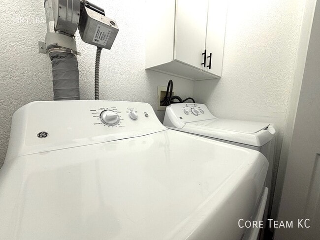 Building Photo - 320 W 7th St