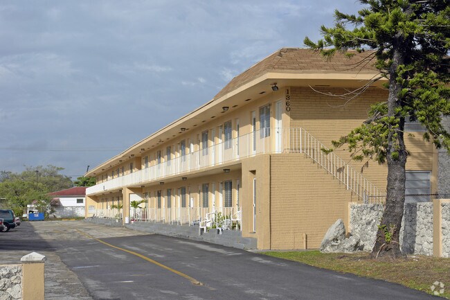 Building Photo - River Oaks Apartment