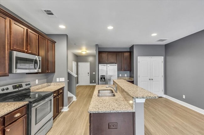 Building Photo - Richmond Hill- 3Br, 2 1/2 Bath Townhome