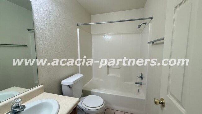 Building Photo - Gated 2 bed 2.5 bath