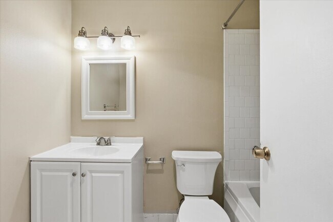 Building Photo - 230 E Ontario St