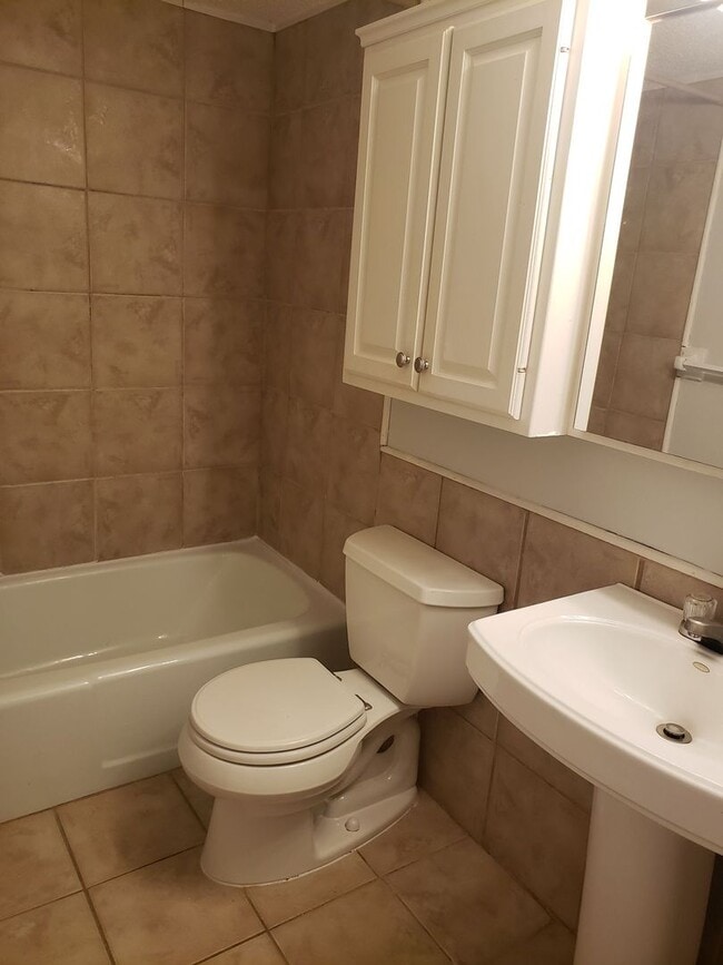 Building Photo - Comfortable 2-Bedroom Condo Near Lake Minnetonka – Private Deck & Resort-Style Amenities