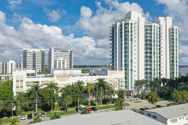 Building Photo - Eloquence on the Bay