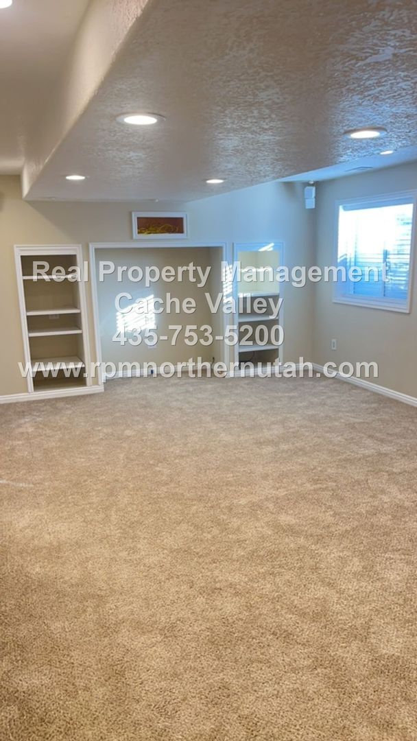 Building Photo - Beautiful 6 bedroom home available for immediate move in!