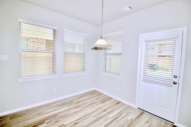 Building Photo - 3422 Dry Creek Dr