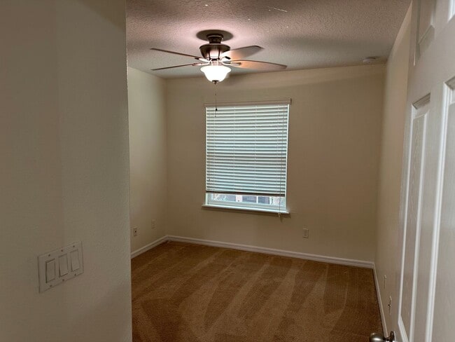 Building Photo - 3 Bedroom, 2.5 Bath Townhome in Gated Sanford Community – Pet Friendly