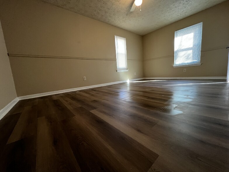 Building Photo - 6635 Meadow Green Cir