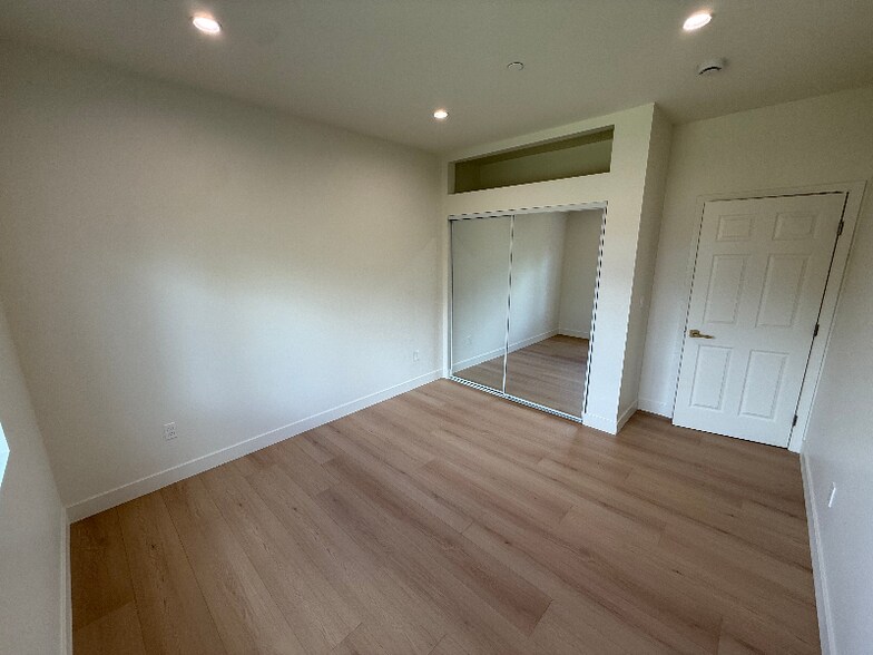 Building Photo - 10157 Swinton Ave