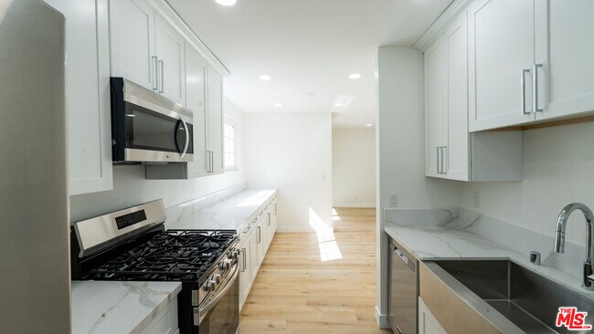 Primary Photo - 835 S Sherbourne Dr