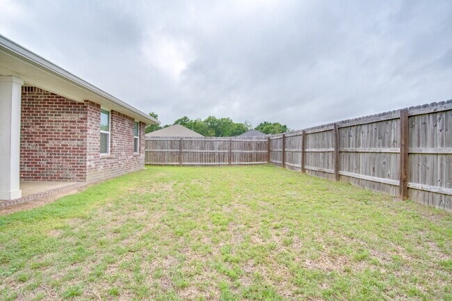 Building Photo - Beautiful North Pensacola 3BR Home with Oversized Primary Suite, Double Vanity Bath, 2-Car Garage...