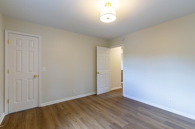 Building Photo - Charming Cul-de-Sac Home with Porch Swing & Wooded Views – 15 Mins from Nashville!