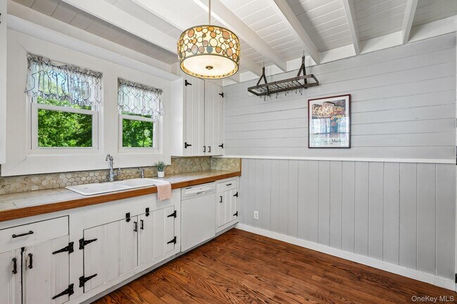 Building Photo - 59 Deer Trail S