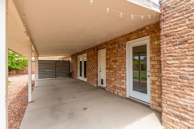 Building Photo - COMING SOON! Beautifully Remodeled 3 bedro...