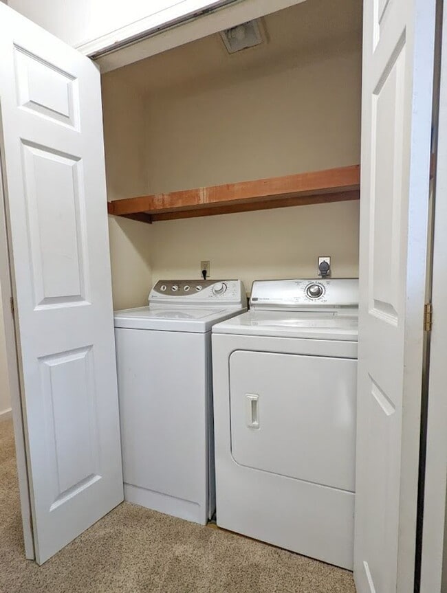 Building Photo - Backloop Sgl Fam Home, 3BD/2BA, Pet Friendly, 2 Car Garage