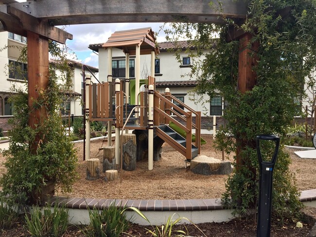 Building Photo - Pleasanton Andares townhouse 3 BD + office...