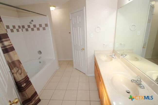 Building Photo - 4202 Jake Spoon Dr