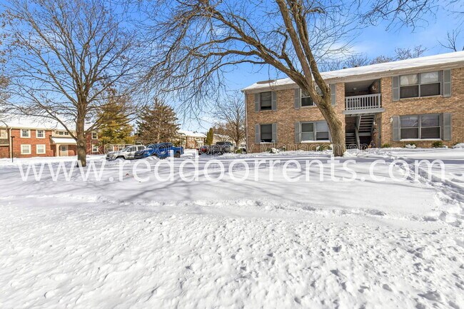 Building Photo - 231 Lark Dr