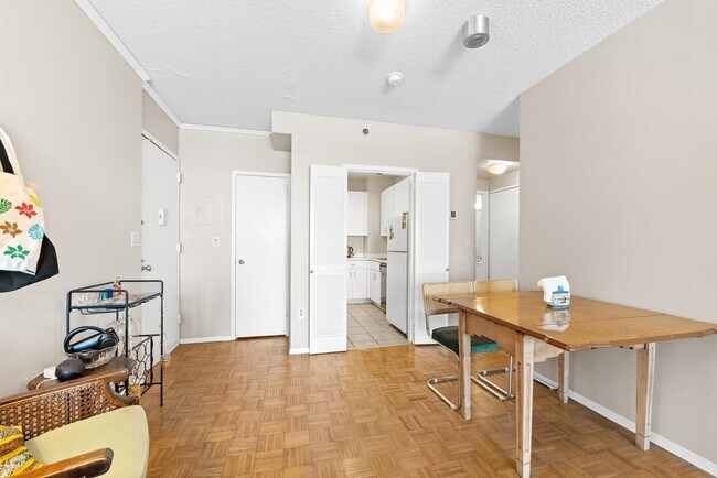 Building Photo - 45 River Dr S