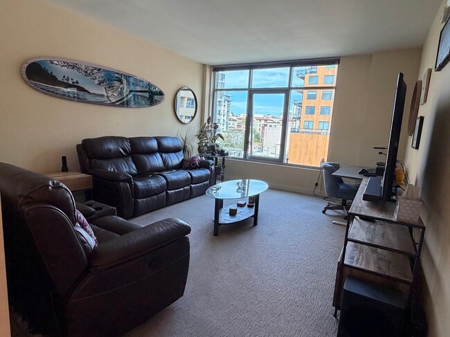 Building Photo - 425 W Beech St