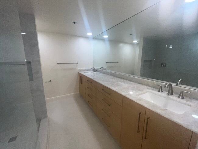 Building Photo - 988 Boulevard of the Arts