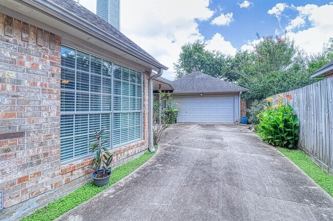 Building Photo - 2123 Meadow Park Cir