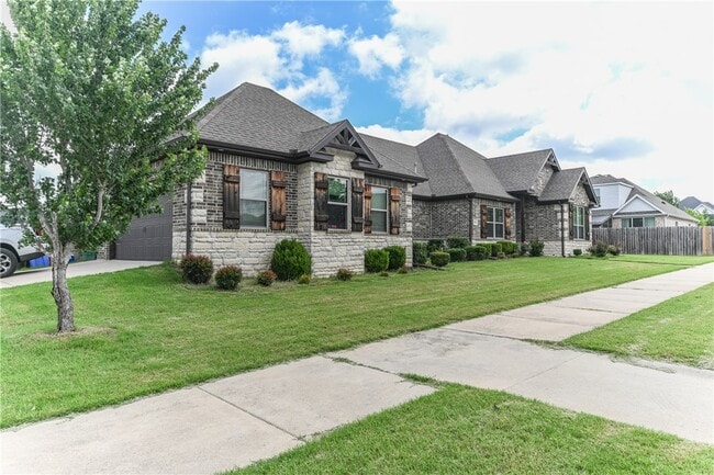 Building Photo - 5824 W Persimmon St
