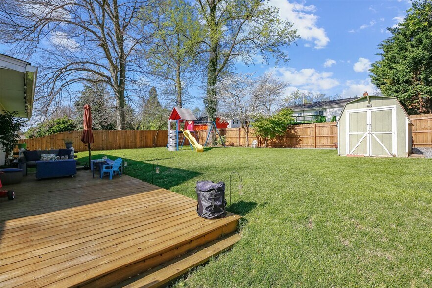 Back (playground not included) - 13810 Parkland Dr