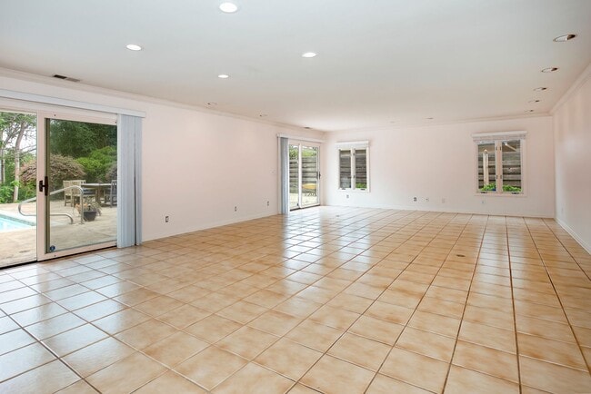 Building Photo - Spacious Single-level Home with a Pool!